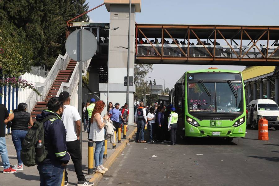 Usuarios enfrentan largas filas por cierre parcial de seis estaciones de la Línea B