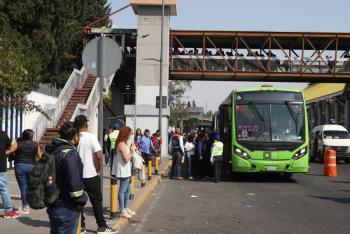 Usuarios enfrentan largas filas por cierre parcial de seis estaciones de la L&iacute;nea B