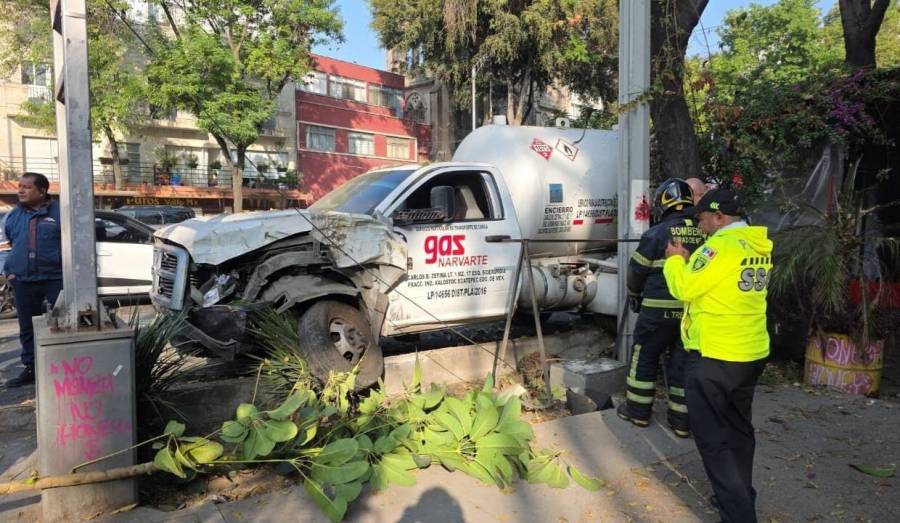 Pipa de gas choca en Avenida Cuauht&eacute;moc y moviliza a cuerpos de emergencia en la Doctores