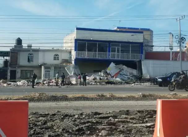 Tr&aacute;iler pierde caja y se impacta contra una vivienda en la autopista 57