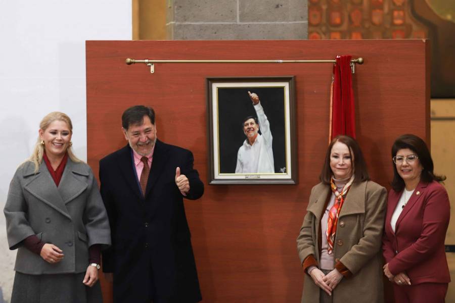 Fernández Noroña devela su retrato oficial como presidente del Senado en medio de polémica por viajes
