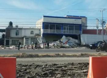 Tr&aacute;iler pierde caja y se impacta contra una vivienda en la autopista 57
