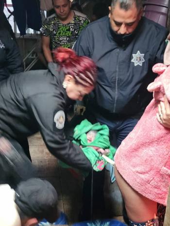 Polic&iacute;as de Nezahualc&oacute;yotl auxilian a mujer en labor de parto y nacen gemelos