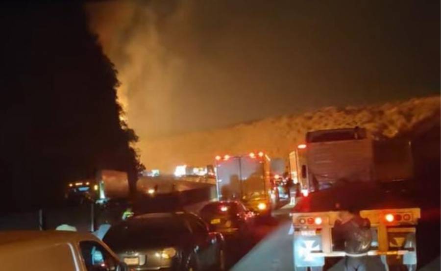 Volcadura de pipa provoca incendio y cierre total en la autopista México-Querétaro
