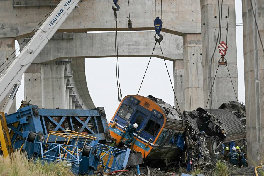 Al menos 32 muertos al caer una grúa sobre un tren en Tailandia