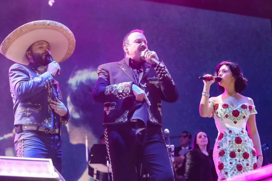 Por 300 pesos, la familia Aguilar participa en evento a beneficio de adultos mayores