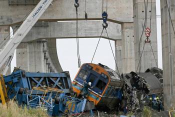 Al menos 32 muertos al caer una gr&uacute;a sobre un tren en Tailandia