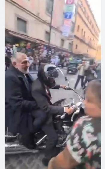 Ad&aacute;n Augusto es captado saliendo de Palacio Nacional en moto sin casco