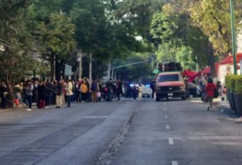 Extrabajadores de la SEP bloquean cruce del Centro Hist&oacute;rico por despidos injustificados