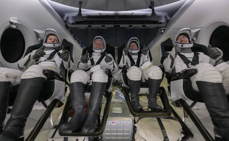 Cuatro astronautas de la EEI vuelven con éxito a la Tierra tras una evacuación médica
