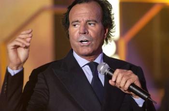 Julio Iglesias rechaza se&ntilde;alamientos por abuso y afirma que defender&aacute; su dignidad