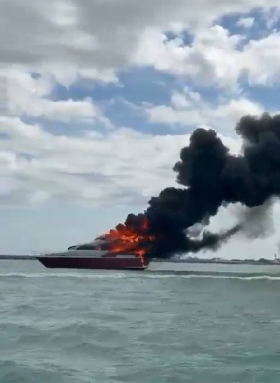 Incendio consume yate turístico frente a costas de Progreso