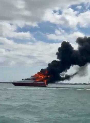 Incendio consume yate tur&iacute;stico frente a costas de Progreso