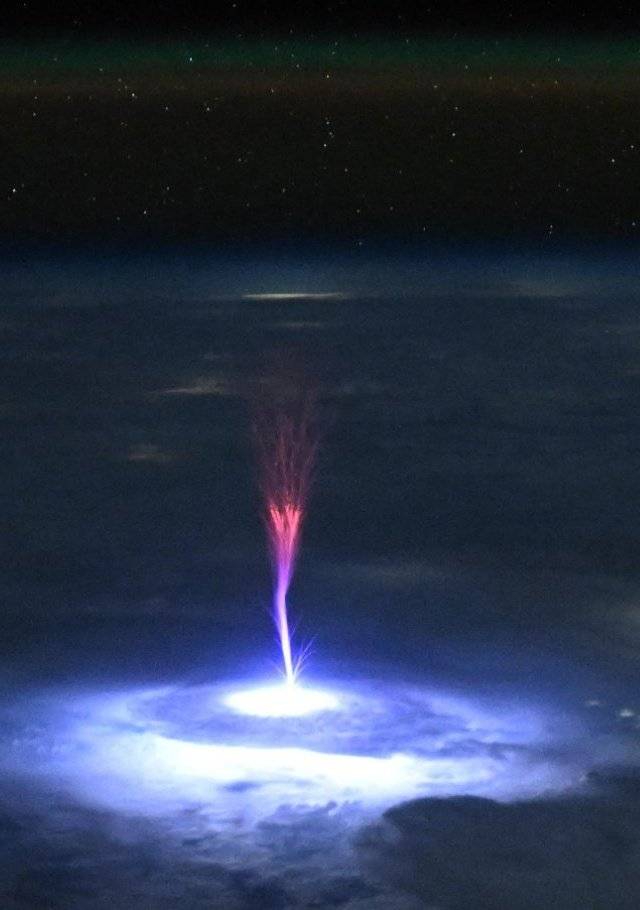 Extra&ntilde;os pilares de luz sobre el Popocat&eacute;petl generan asombro; expertos los atribuyen a espectros rojos