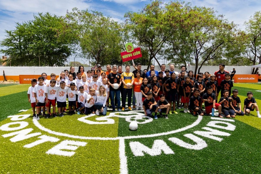 Samuel Garc&iacute;a inaugura cancha deportiva 400 en la prepa 15 de la UANL y proyecta m&aacute;s becas rumbo al Mundial 2026