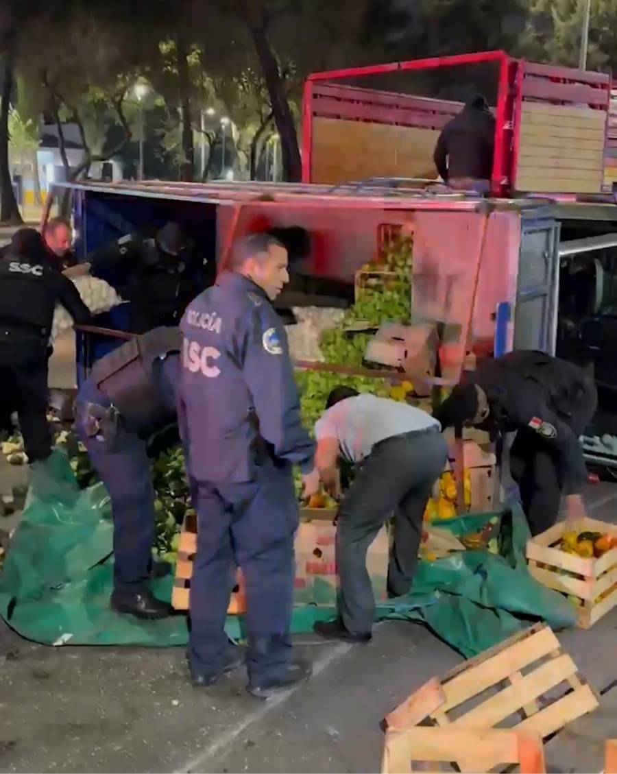 Cami&oacute;n de carga se accidenta en R&iacute;o Churubusco y genera severas afectaciones viales