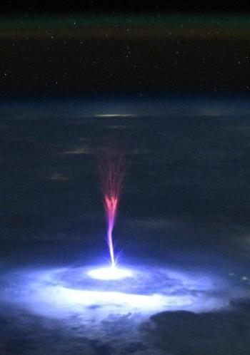 Extra&ntilde;os pilares de luz sobre el Popocat&eacute;petl generan asombro; expertos los atribuyen a espectros rojos