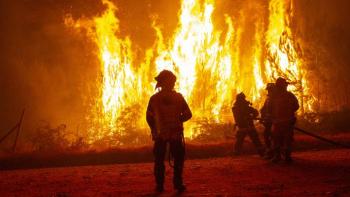 Coesfo contin&uacute;a combate nocturno de incendio forestal en Santo Domingo Tehuantepec
