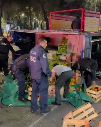 Cami&oacute;n de carga se accidenta en R&iacute;o Churubusco y genera severas afectaciones viales