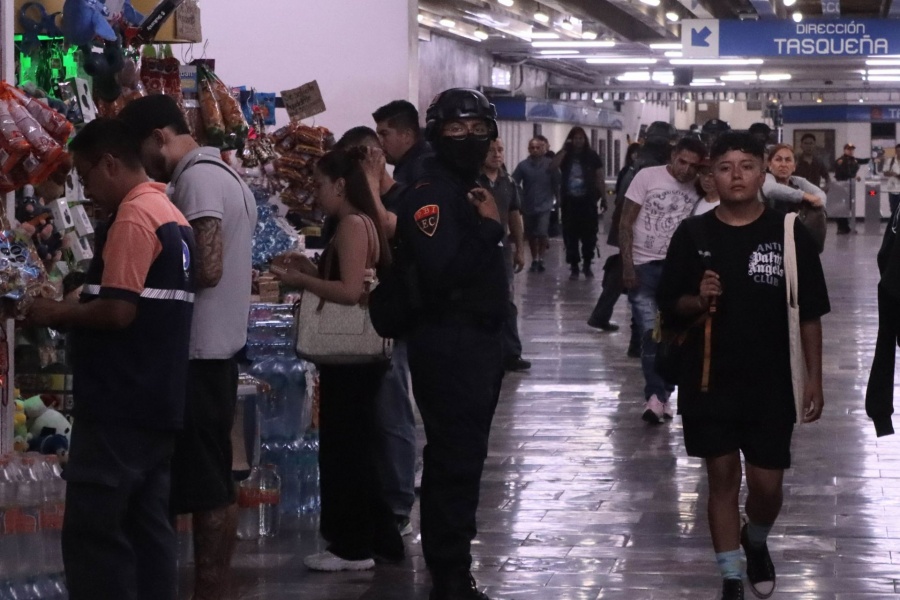 Comercio dentro del Metro invade pasillos y pone en riesgo a usuarios