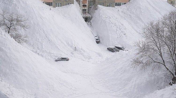 Kamchatka enfrenta la mayor nevada en 60 años y queda paralizada bajo metros de nieve