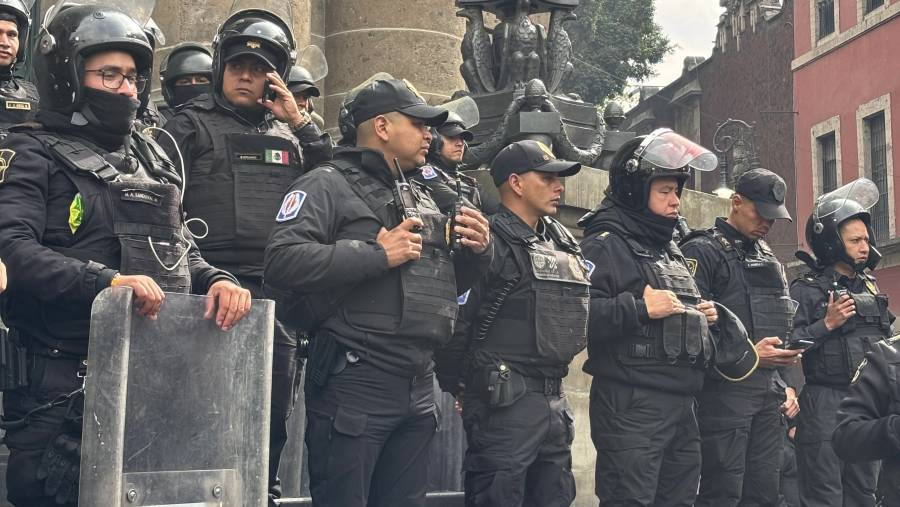 Victor Hugo Lobo cierra Congreso con agresiones