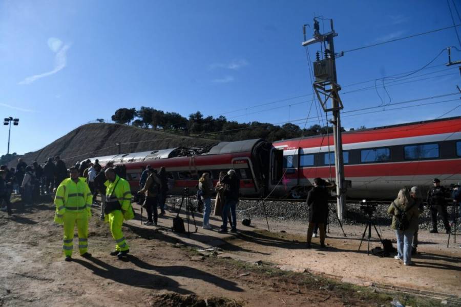 Reyes de Espa&ntilde;a visitan zona cero del accidente de tren