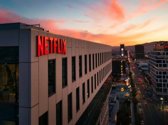 Netflix cambia la jugada y ofrece efectivo total por Warner Bros. Discovery