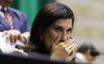 Kenia L&oacute;pez Rabad&aacute;n reacciona en plena sesi&oacute;n y realiza llamada tras comentario de asesor