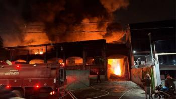 Emergencia por incendio en f&aacute;brica de pl&aacute;sticos provoca intensa movilizaci&oacute;n en Xochimilco