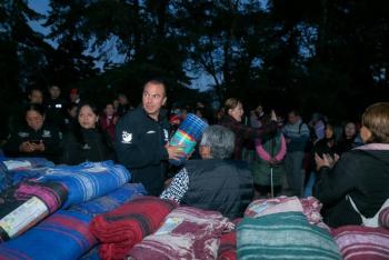 Ante bajas temperaturas, Cuajimalpa refuerza apoyo a familias con entrega de cobijas
