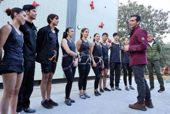 Conade y Rommel Pacheco reinauguran muro de escalada en Villas Tlalpan