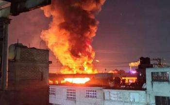 Incendio en f&aacute;brica de pinturas provoca evacuaciones en San Francisco Xalostoc, Ecatepec