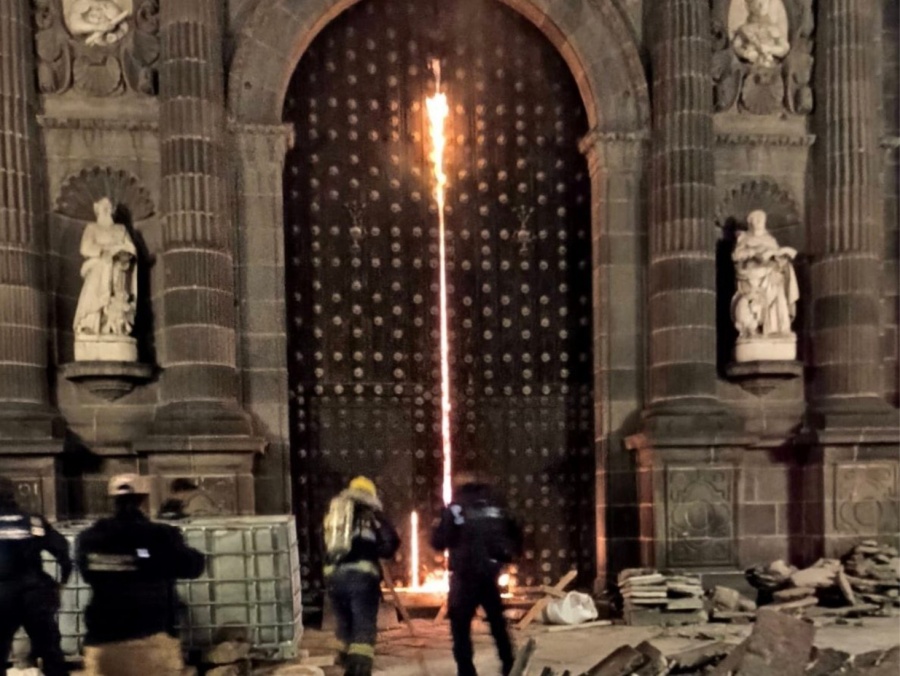Incendian port&oacute;n norte de la Catedral de Puebla en un acto vand&aacute;lico