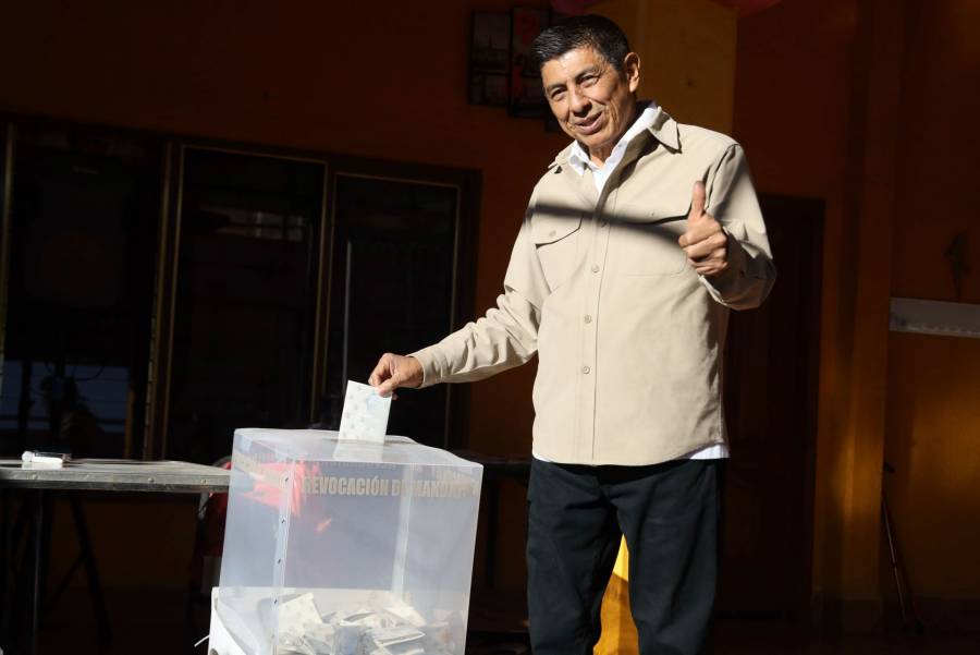 Inicia consulta de revocación en Oaxaca con escasa afluencia ciudadana