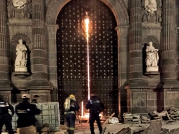Incendian port&oacute;n norte de la Catedral de Puebla en un acto vand&aacute;lico