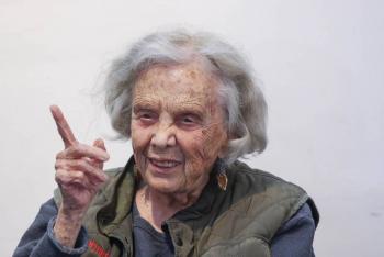 Poemas y flores arropan a Elena Poniatowska en emotivo homenaje cultural
