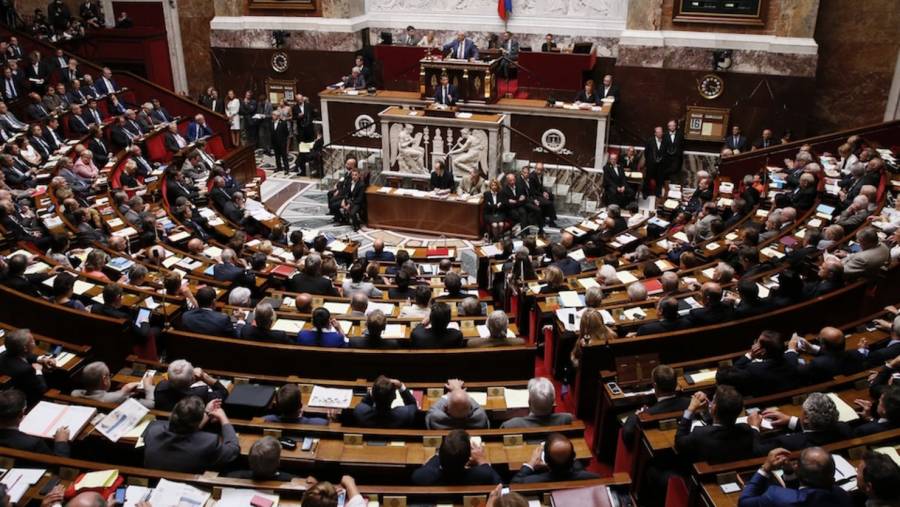 Francia avanza en propuesta para restringir acceso a redes sociales a menores de 15 años