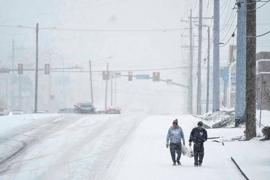 Tormenta invernal deja sin luz a 700,000 personas y paraliza transporte en EEUU