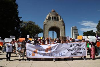 Colectivos animalistas marchan en CDMX para exigir devoluci&oacute;n de animales del Refugio Franciscano