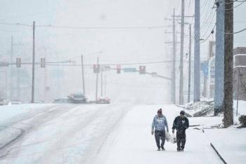 Tormenta invernal deja sin luz a 700,000 personas y paraliza transporte en EEUU