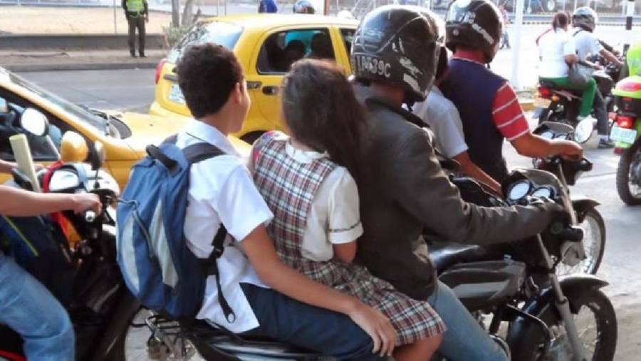 Multa por exceso de pasajeros en motocicleta en CDMX superar&aacute; los 2 mil 300 pesos en febrero