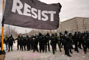 Trump pide frenar protestas y promete di&aacute;logo tras tensi&oacute;n en Mine&aacute;polis