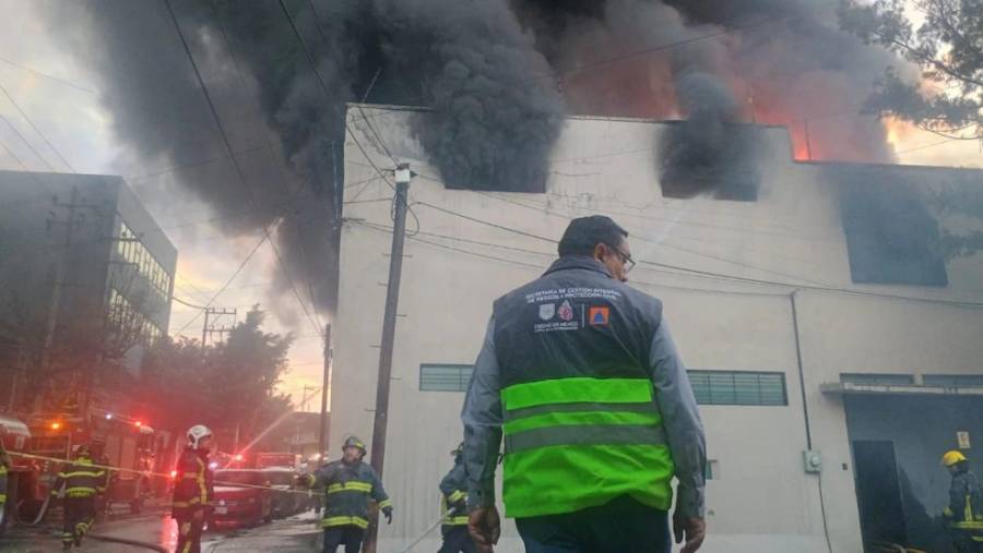 Fuerte incendio en fábrica de plásticos moviliza a cuerpos de emergencia en San Pedro de los Pinos
