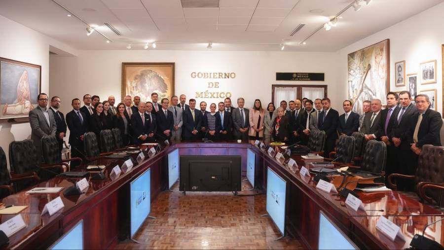 Claudia Sheinbaum impulsa plan integral con la industria automotriz en Palacio Nacional
