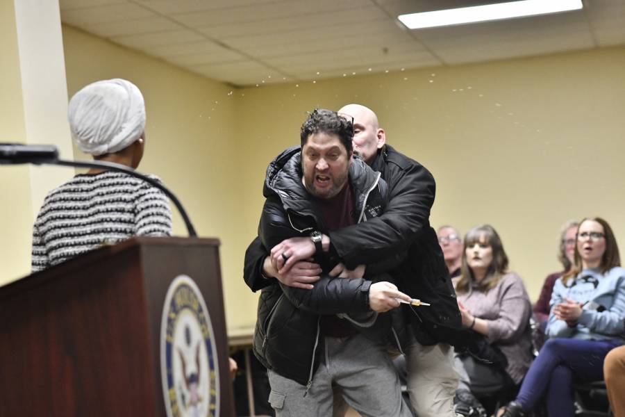 Hombre roc&iacute;a sustancia desconocida a la representante Ilhan Omar durante asamblea en Minneapolis