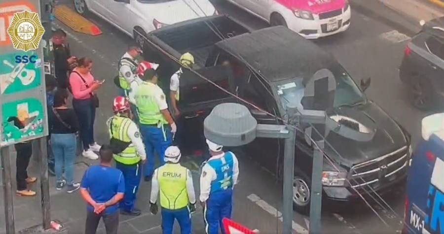 Ciudadanos salvan a mujer en intento de suicidio en puente del Metro Peñón Viejo, CDMX