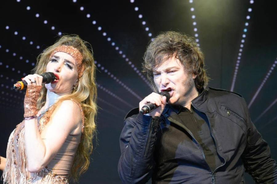 Javier Milei canta con Fátima Flórez en Mar del Plata y desata críticas en medio de incendios en la Patagonia
