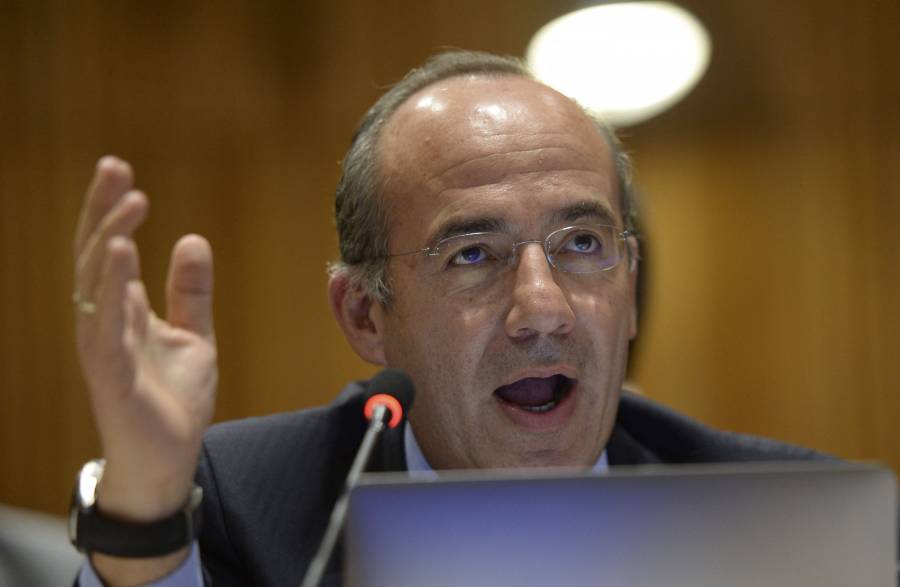 Estudiantes increpan a Felipe Calderón durante conferencia en París
