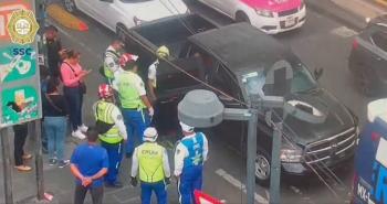 Ciudadanos salvan a mujer en intento de suicidio en puente del Metro Pe&ntilde;&oacute;n Viejo, CDMX